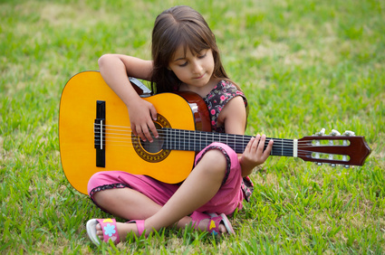 Kind mit Kindergitarre Gitarre für Kinder