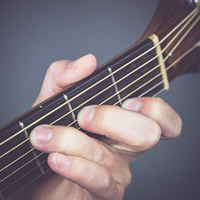 Linke und rechte Hand beim Gitarre Spielen