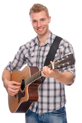 Haltung einer Gitarre im Stehen