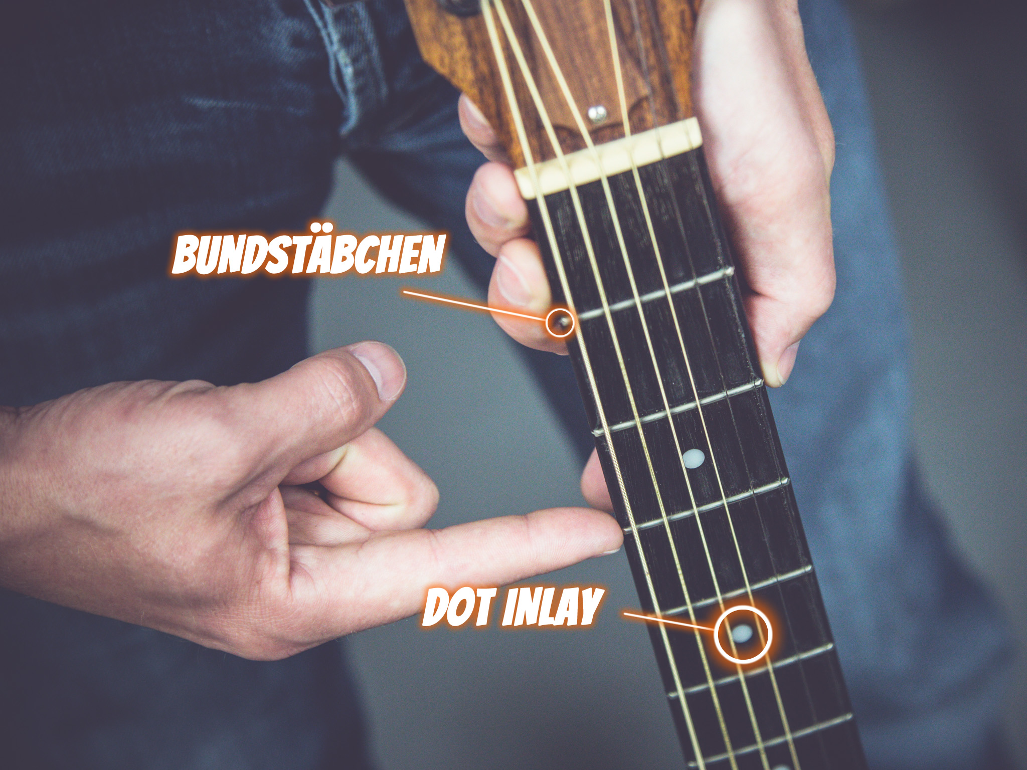 Der Hals einer Gitarre mit Griffbrett, Bundstäbchen und Inlays