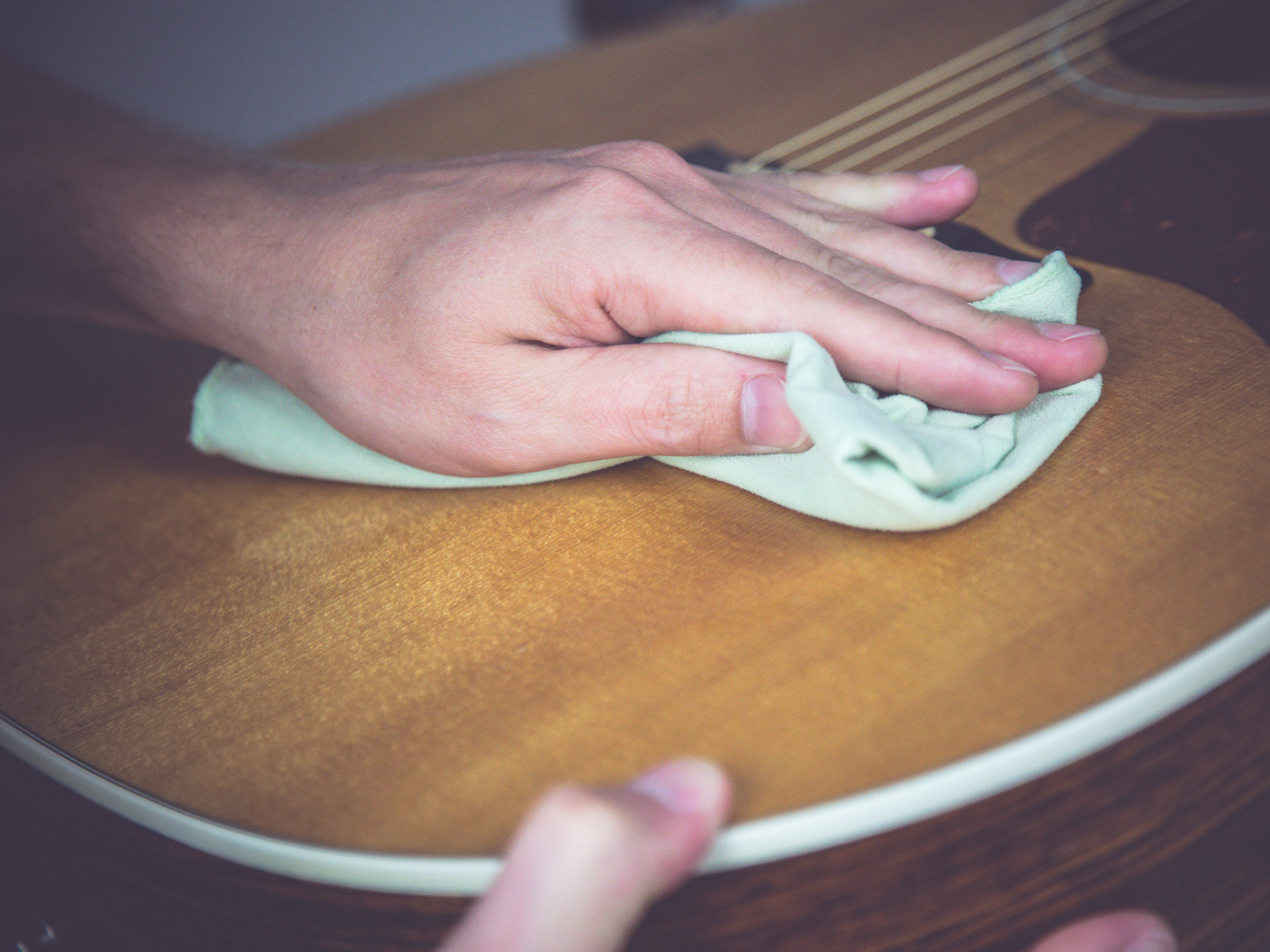 Gitarrenkorpus polieren